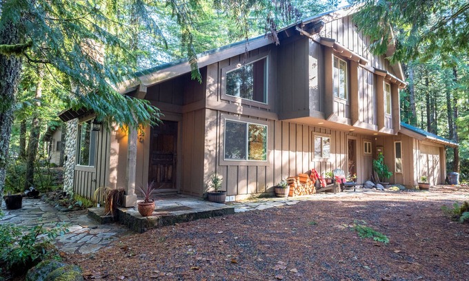 Rhododendron Cabin | Close to the river, quiet neighborhood, pet friendly!