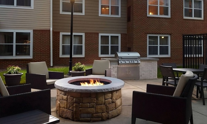 Cary Hotel | Close to the Symphony Lake! Pet-friendly Suites with Full Kitchen, Outdoor Pool!