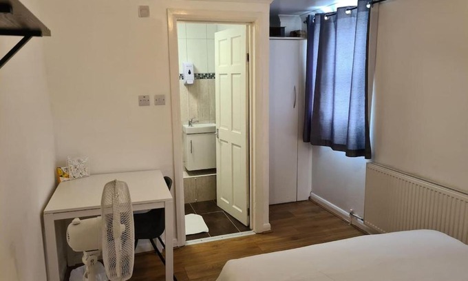 East Walworth House | Close To Tower Bridge Central London - 4 Bedroom House - 3 Bathrooms - Free Parking 3 Cars - Sleep 9