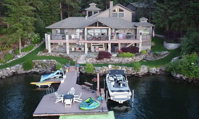 Post Falls House | Close to Town Waterfront Estate- Great food on and off the water nearby!