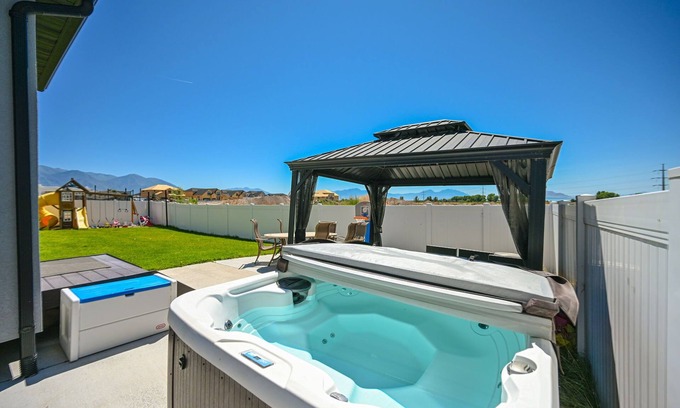 Vineyard House | Close to UVU, BYU, Sundance, Utah Lake. Jacuzzi, Karaoke, Game room ~Sleeps 16!~