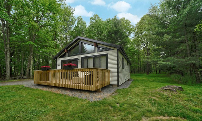 White Mills Cottage | CLOSE TO WALLENPAUPACK! 2 bedroom, 1 bath cottage