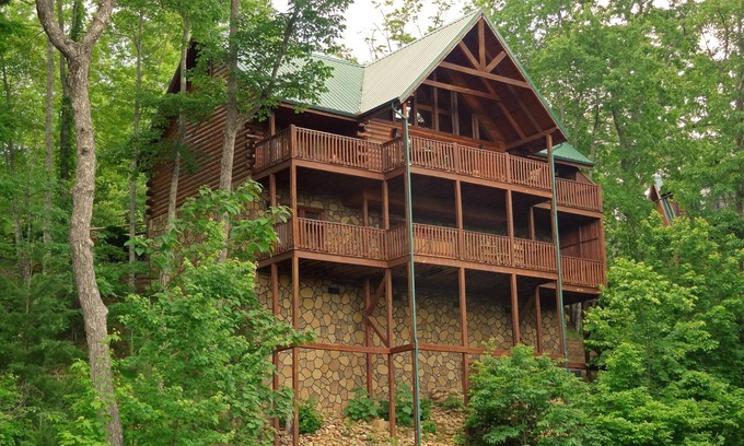 Black Bear Falls Cabin | Closer To Home - Luxurious Mountain Cabin in the Smokies