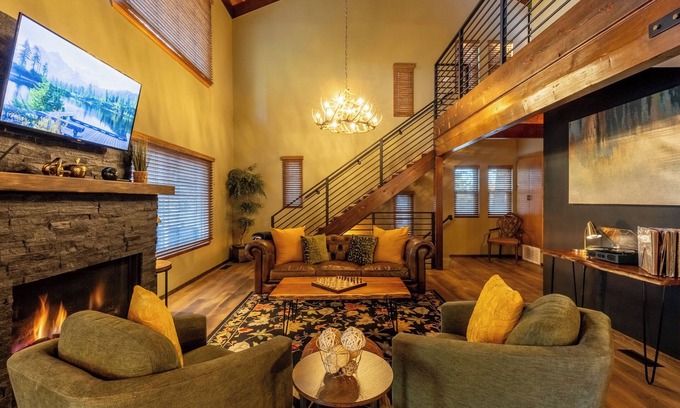 Green Valley Lake Cabin | Cloud Atlas, Sledding, Disc Golf, Dog Friendly, Games!