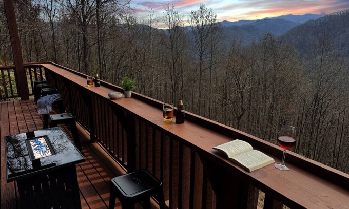 Bryson City Cabin | Cloud Nine Retreat; sleeps 22|barrel sauna|hot tub