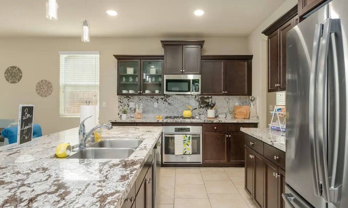 Raisin House | Clovis House |Chalkboard Wall |Sleeps 12 |Garage