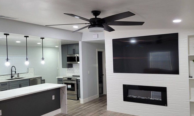 Clovis House | Clovis/Modern comfort and living! 400mg wifi Less than 1 mile to Old Town Clovis