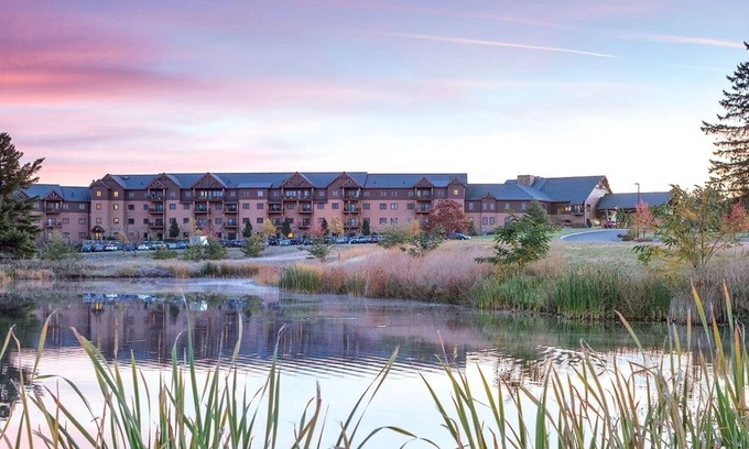 Lake Delton Condo | Club Wyndham Glacier Canyon 2 BR Presidential Condo, Waterpark passes included