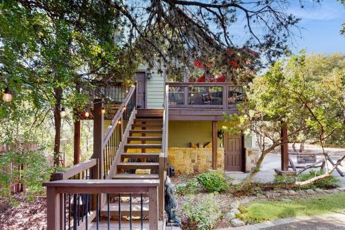Gruene House | Clutter Falls Retreat - Guesthouse