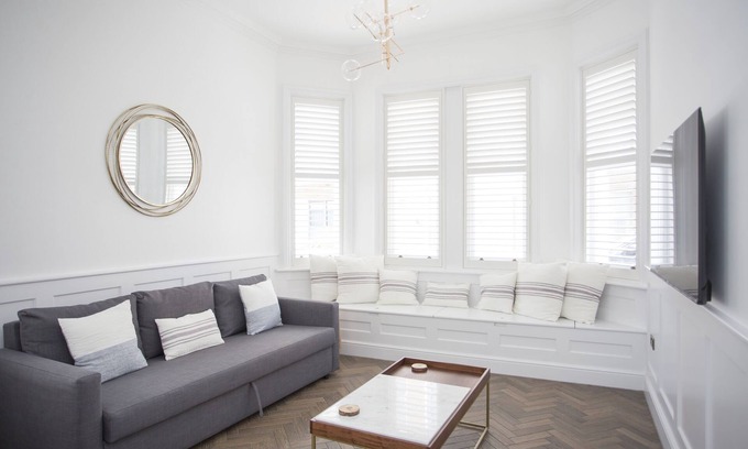 Worthing House | Coachman's Cottage -Worthing Beach - Sleeps 9