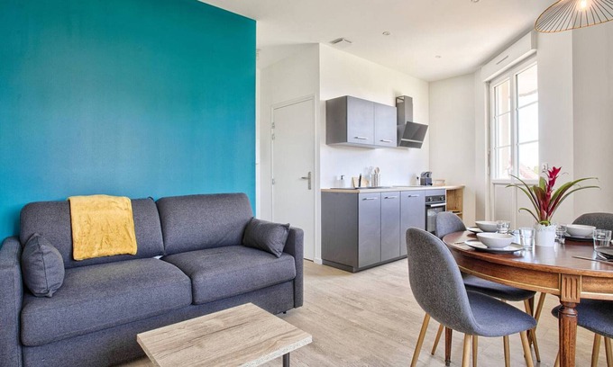 Merville-Franceville-Plage Apartment | Coastal stay in Merville-Franceville for 4 guests, wifi, parking