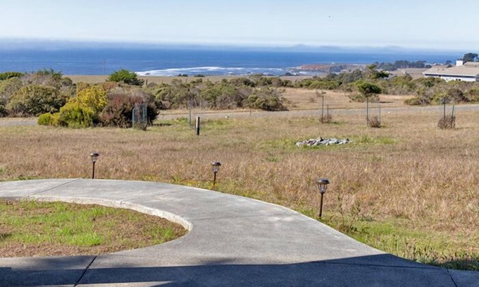 Sereno del Mar House | Coastal Breeze- Just north of BB, in a quite coastal community, great views