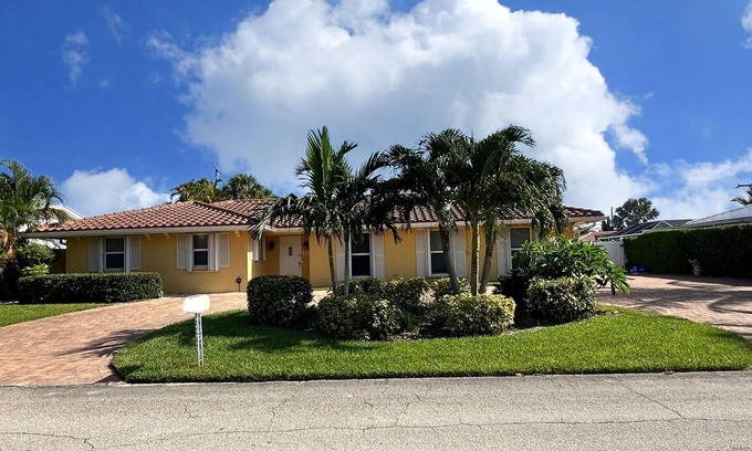Singer Island House | Coastal Casa~Walk to Beach~Pet Friendly~Boat & Golf Cart Rentals~3BR/2Bath