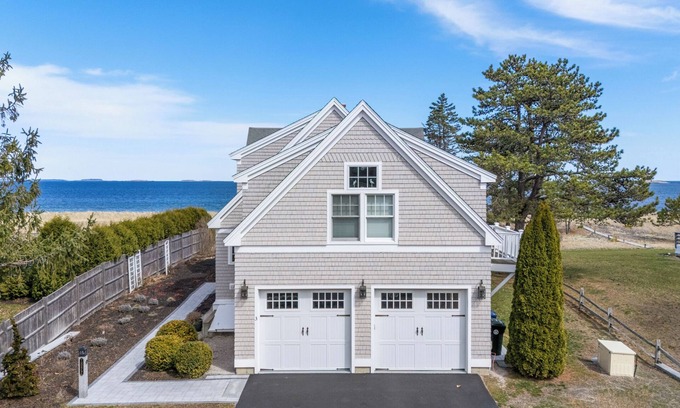 Southern Coast House | Coastal Charm with Stunning Views – Steps from the Shoreline!