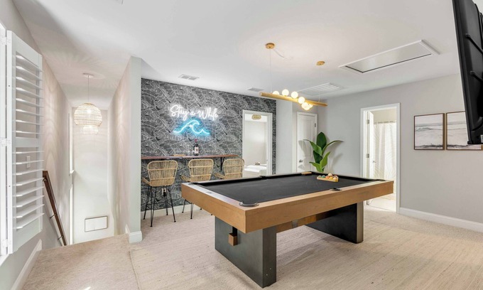 North Charleston House | Coastal Chic Retreat - Minutes to Downtown Charleston and Beautiful Beaches