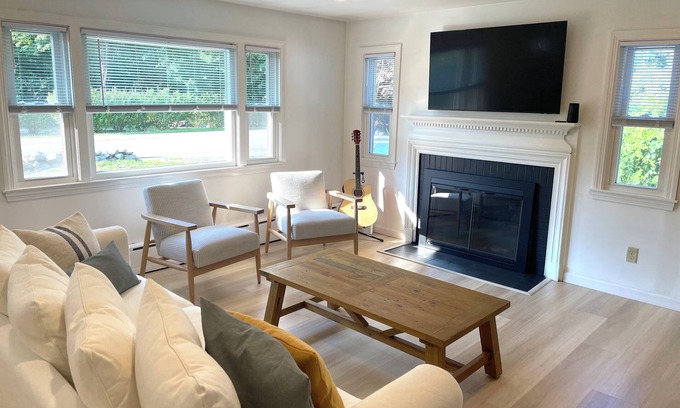 Rye House | Coastal Comfort in Rye: 1 Mile to Beach & 8 Minutes to Downtown Portsmouth