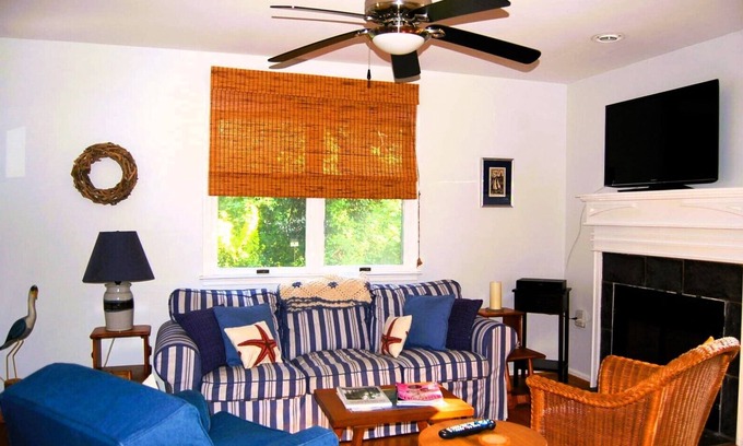 Arundel on the Bay House | Coastal Cottage - 3 BR -Retreat Near Annapolis | Bay Views | Beach Access