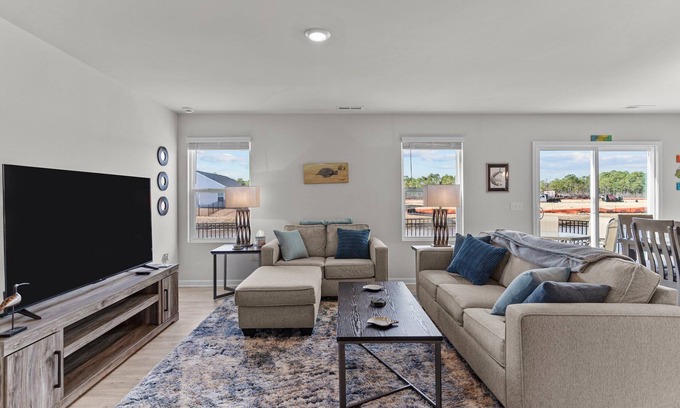 Southport House | Coastal Eve Retreat-pets, fenced yard, beach gear, and more!