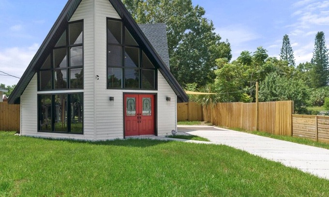 Hudson House | Coastal family gaming retreat with pool table, hot tub, arcades - pet welcomen