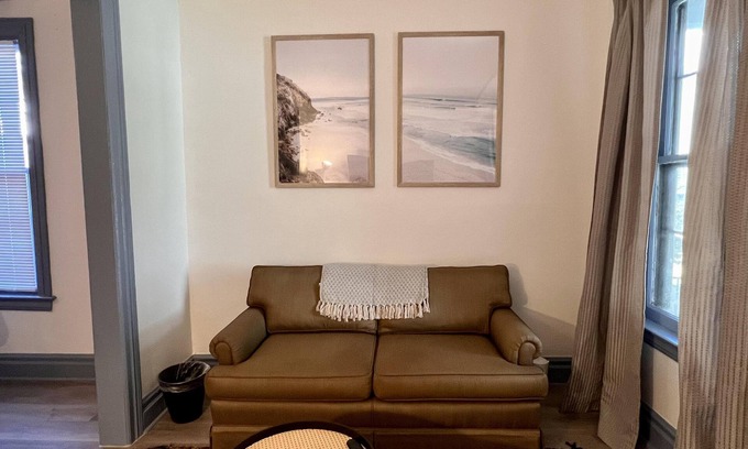 Downtown Niagara Falls House | Coastal Farmhouse 2 bedroom walk to the falls