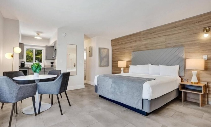 Galt Mile Hotel | Coastal Getaway Awaits | Premium King Room in The Garden Hotel & Resort
