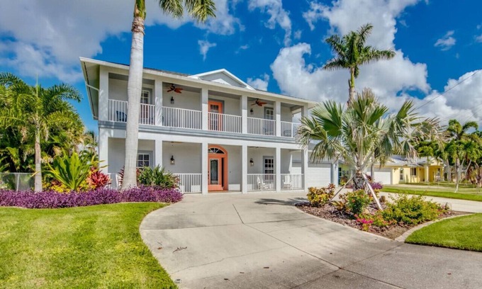 Caloosahatchee House | Coastal Heaven: Huge Lanai-Heated Pool-Canal w Private Dock-River Views