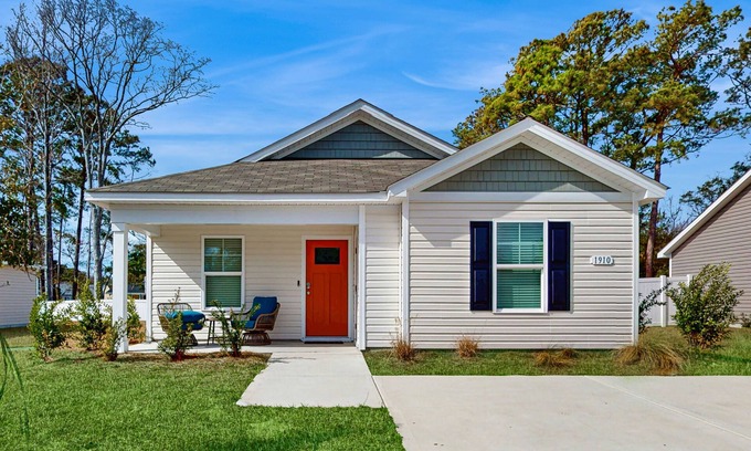 Ocean Isle Beach House | Coastal home near golf courses and close to beach attractions - central AC & W/D