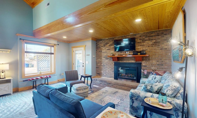 Morehead City House | Coastal home with private hot tub and fire-pit, close to local attractions