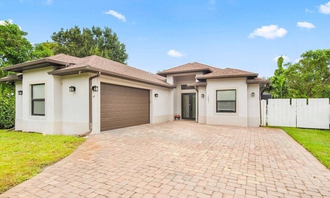 Central Naples House | COASTAL LUXURY 4BD HOME W POOL, PRIME LOCATION 5 MIN TO TOP BEACHES AND DOWNTOWN