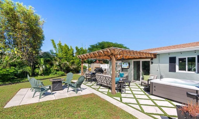 North Palm Beach House | Coastal Retreat 3 bedroom 2 bath with Hot Tub