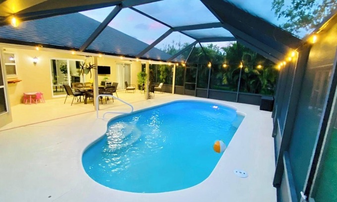 Sebastian Highlands House | Coastal Retreat: 4Br Home for families heated pool /8 min to Beaches , River