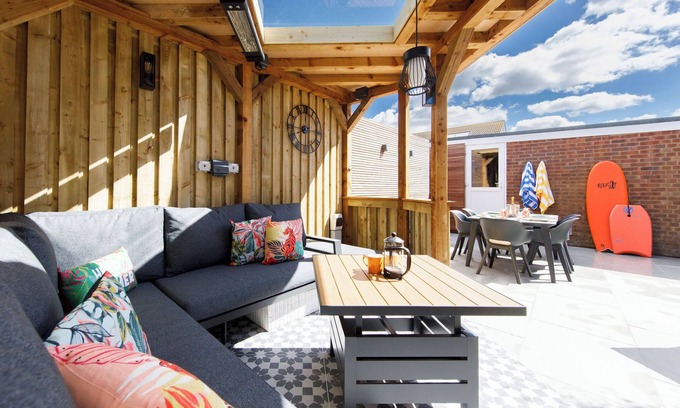 East Wittering House | Coastal Retreat for 6 Close to Beaches
