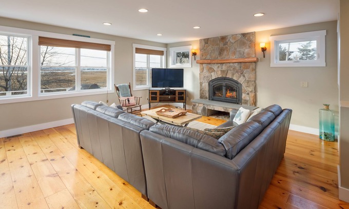 Newbury House | Coastal Retreat in Plum Island – 3 Minutes to the Beach!