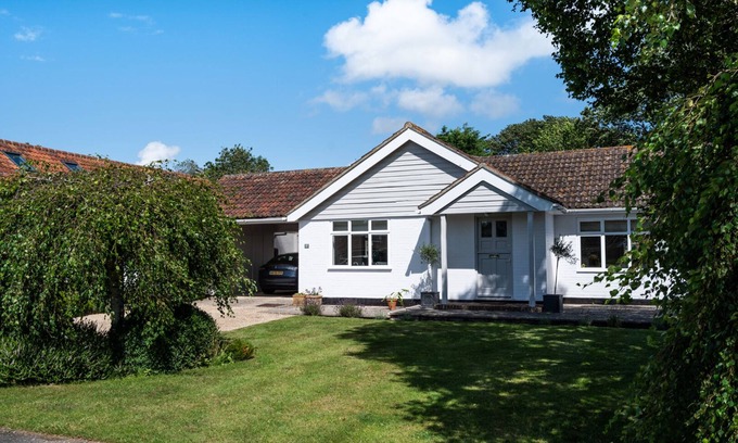 Itchenor House | Coastal retreat within walking distance to Chichester Harbour