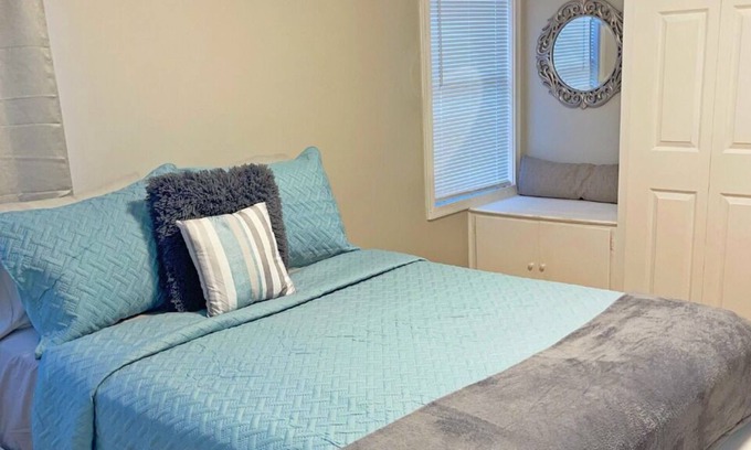 South Palm Park Neighborhood Association House | Coastal Room1 in Coastal Cottage Near the Beach