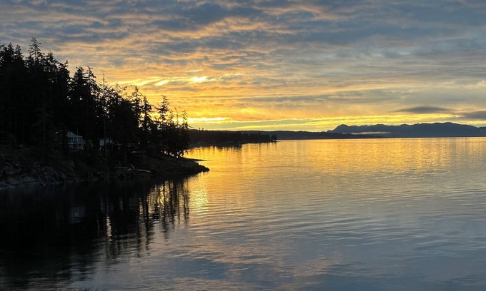 Powell River House | Coastal Storm Watching Retreat, Pet Friendly, Sauna (add-on) Hot Tub & Fireplace