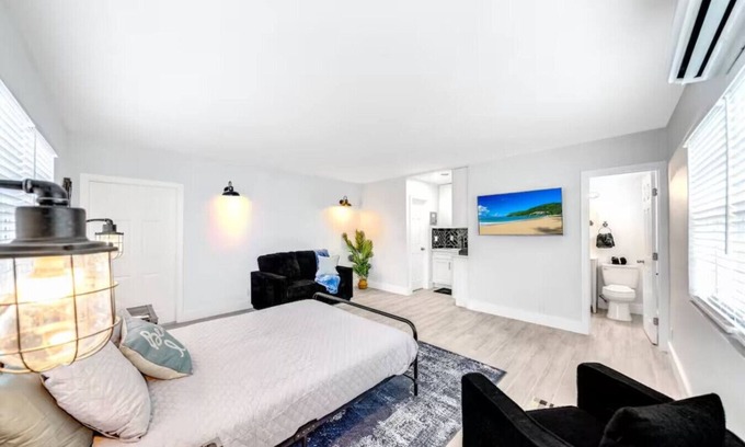 Coral Ridge Apartment | Coastal Unit! .5 miles to Beach!