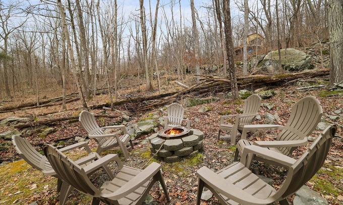Bushkill House | Cobalt Cottage w/GameRoom + Outdoor Pools & More!