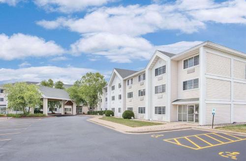 Oshkosh Hotel | Cobblestone Suites - Oshkosh