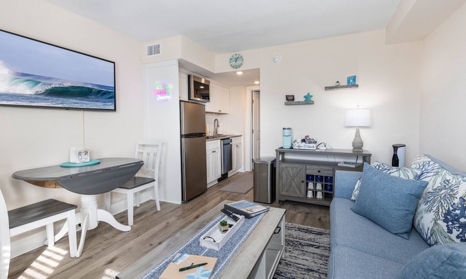 Wildwood Crest Condo | Cocktails & Dreams with Ocean + Pool Views