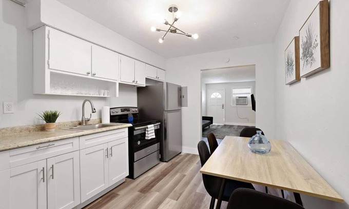 Southwest Coconut Grove House | Coconut Grove spot near Brickell and Downtown!, Coconut Grove spot near Brickell and Downtown!