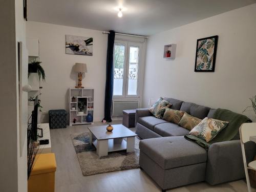 Survilliers Apartment | Cocooning House 204 Suite Green- Superb studio Aéroport PARIS Roissy CDG, Parc ASTERIX, Château de CHANTILLY, STADE DE FRANCE