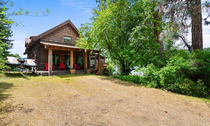 Desmet Cabin | Coeur d'Alene Lake Cabin with Grass to the Water's Edge