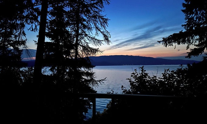 Harrison Cabin | Coeur d'Alene Lake Escape -Stunning Views, Private Beach, and Cozy Retreat!