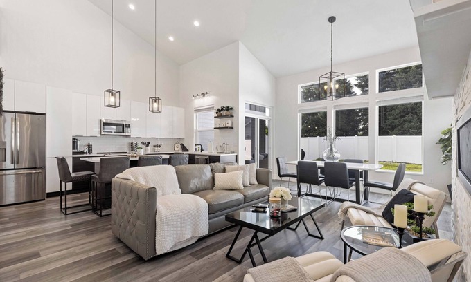 Coeur d'Alene House | Coeur d'Alene Townhome Modern New Downtown Shops Beach