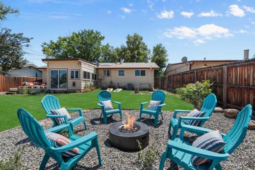 South Westminster House | Coffee Themed - Cozy Family Getaway - Sleeps 12 - Mini Golf BBQ Yard