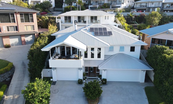 Coffs Harbour House | Coffs Harbour EXECUTIVE STYLE HOME & Pool - great location