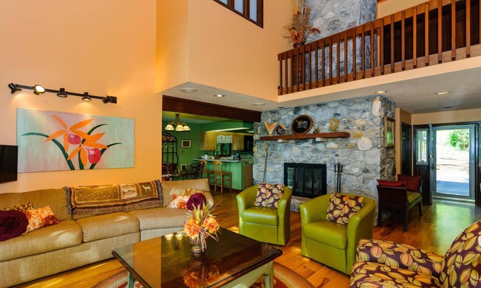 Fletcher House | Cold Moose Cabin- 20 Min. to Asheville, EV Charger, Mountain views from 3 decks