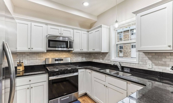 Lyn-Lake House | Colfax Flat 5BR 4BA Apartment near Uptown