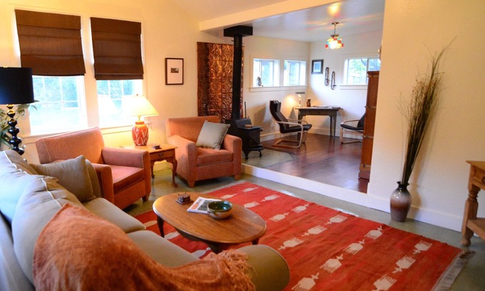 Tyrone House | College District Art House - Patio - Walk to Downtown - Sleeps 5